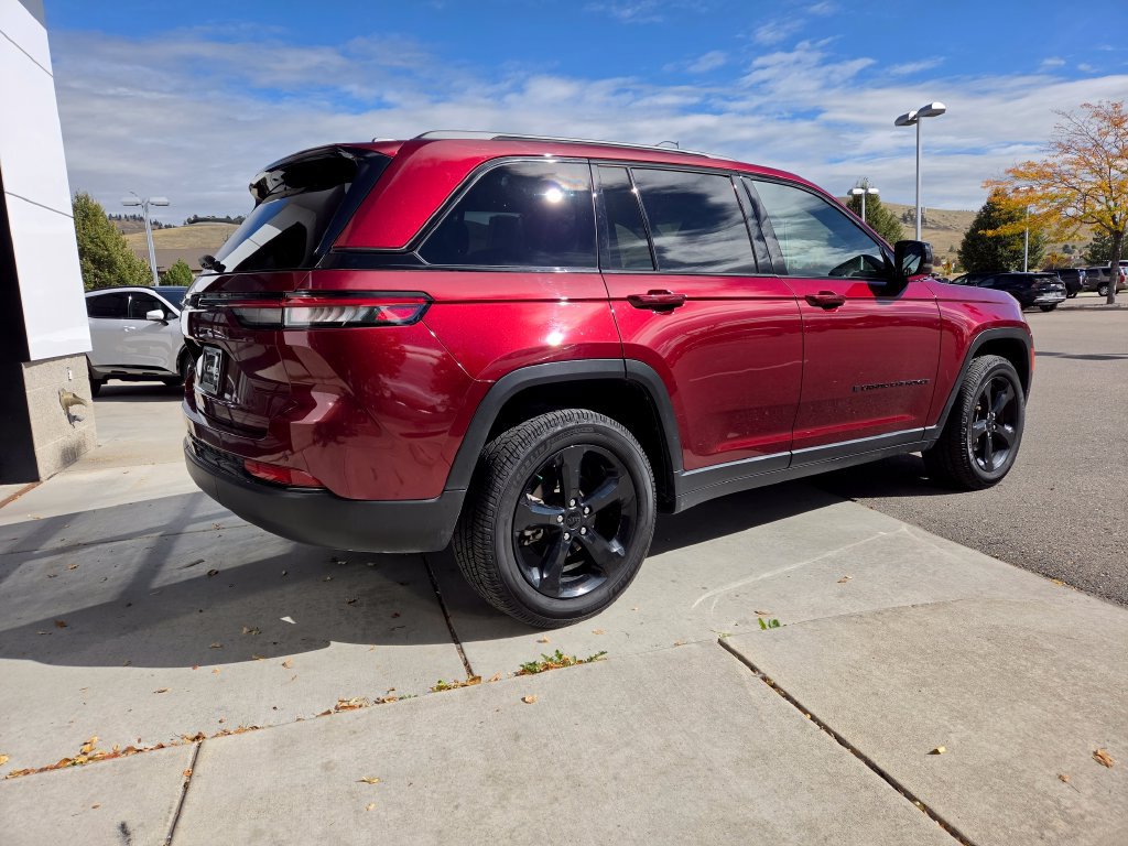 Used 2023 Jeep Grand Cherokee Altitude AWD/4WD image 3
