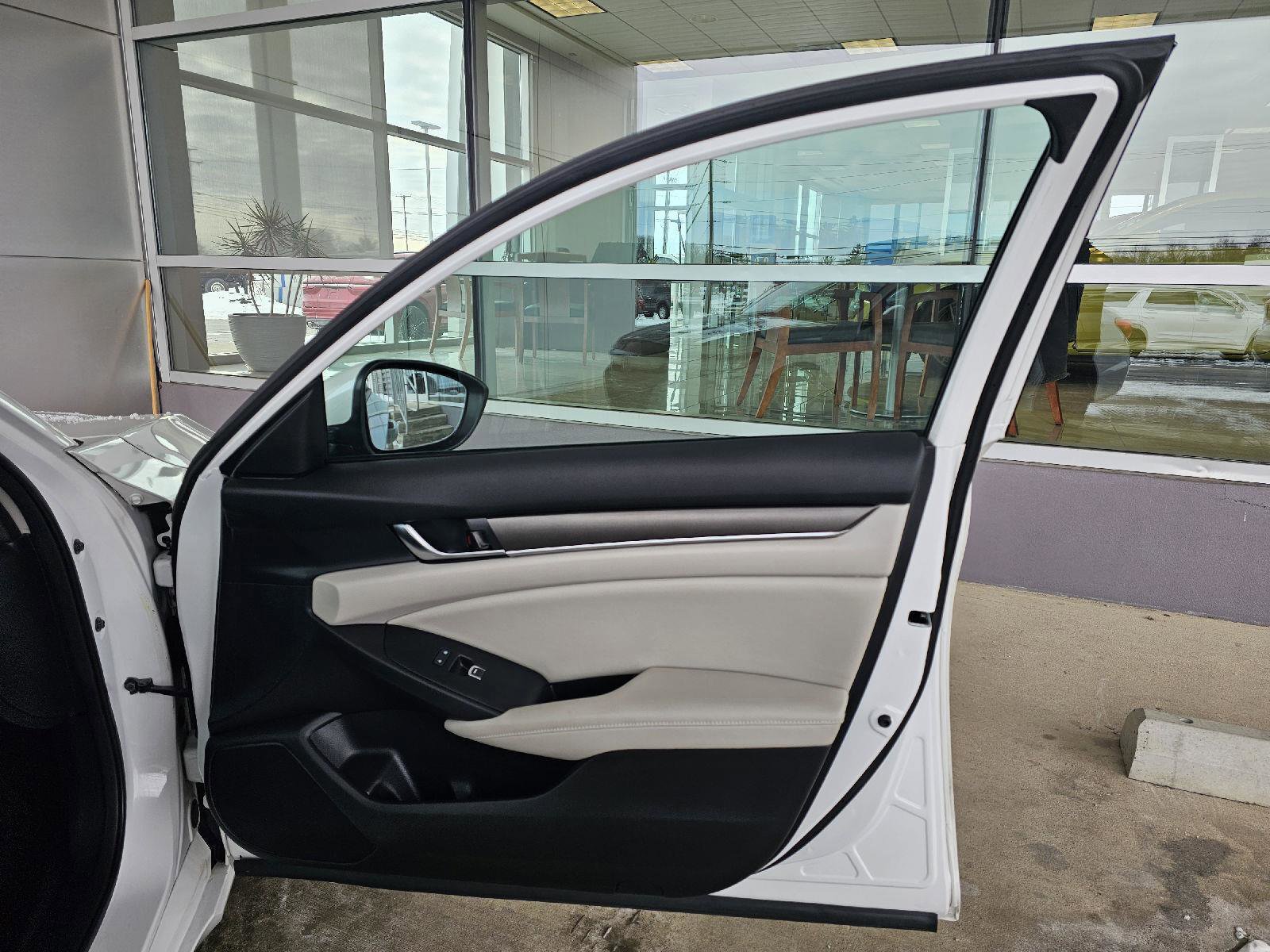 Used 2018 Honda Accord LX image 11