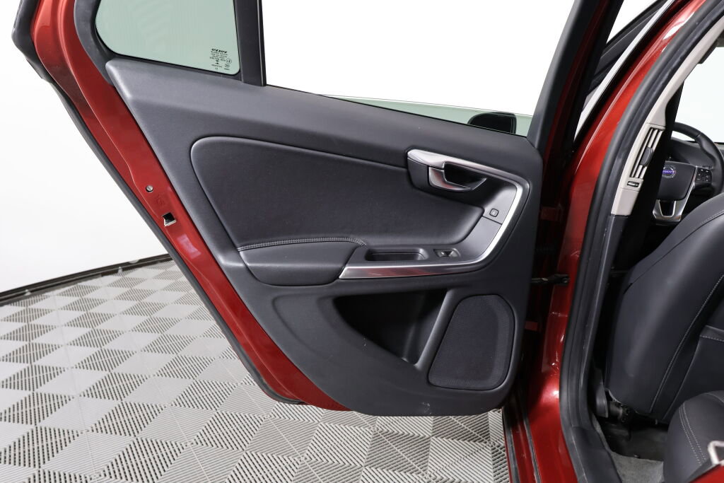 Used 2015 Volvo V60 T5 Premier image 16