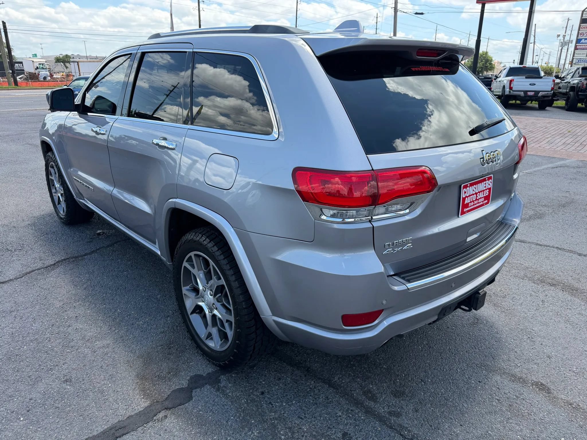 Used 2020 Jeep Grand Cherokee Overland AWD/4WD image 3