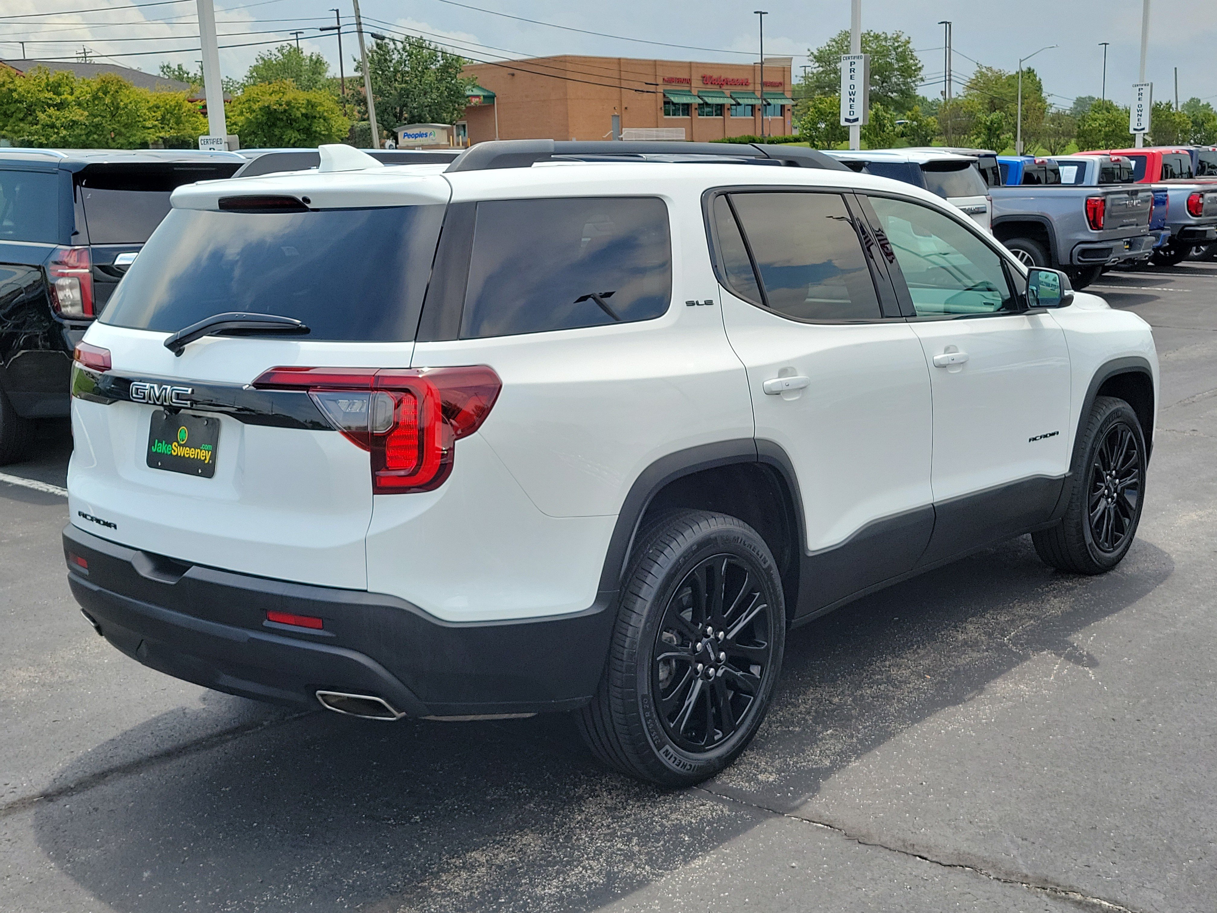 Used 2023 GMC Acadia SLE w/ Driver Convenience Package FWD image 4