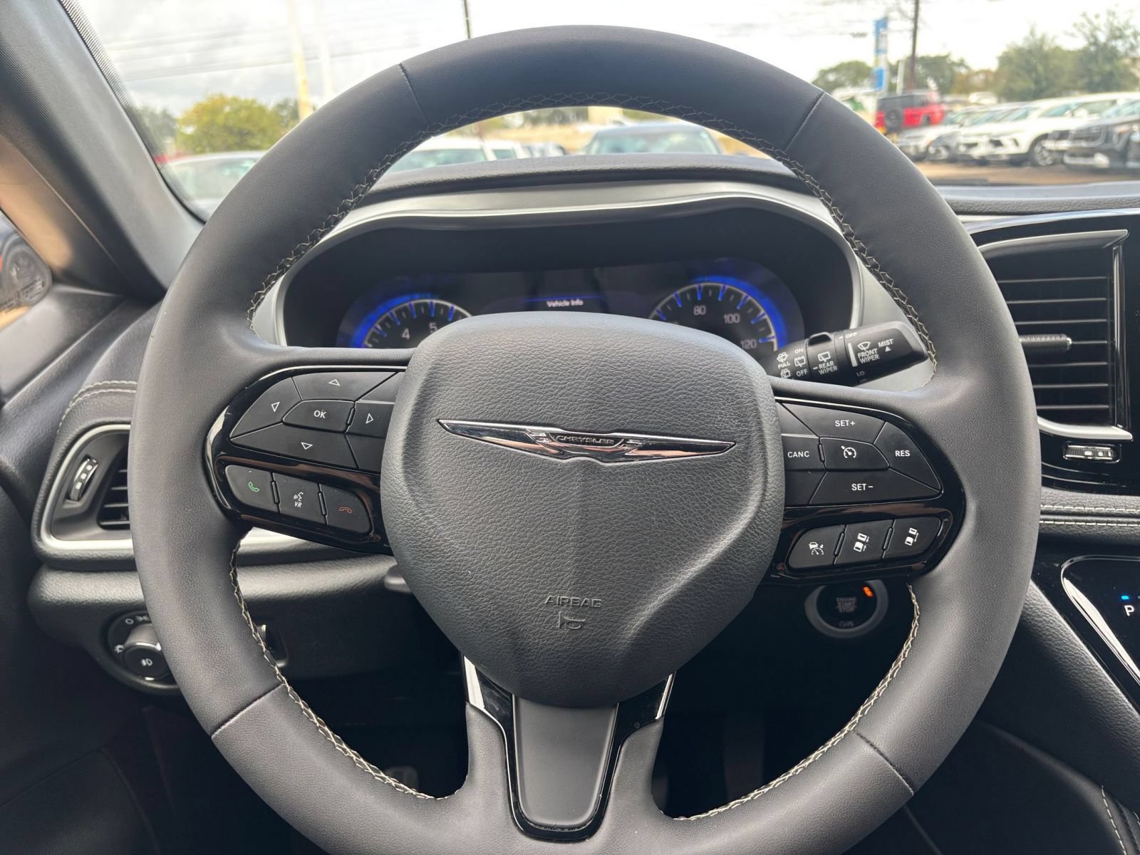 Used 2025 Chrysler Pacifica Limited FWD image 30