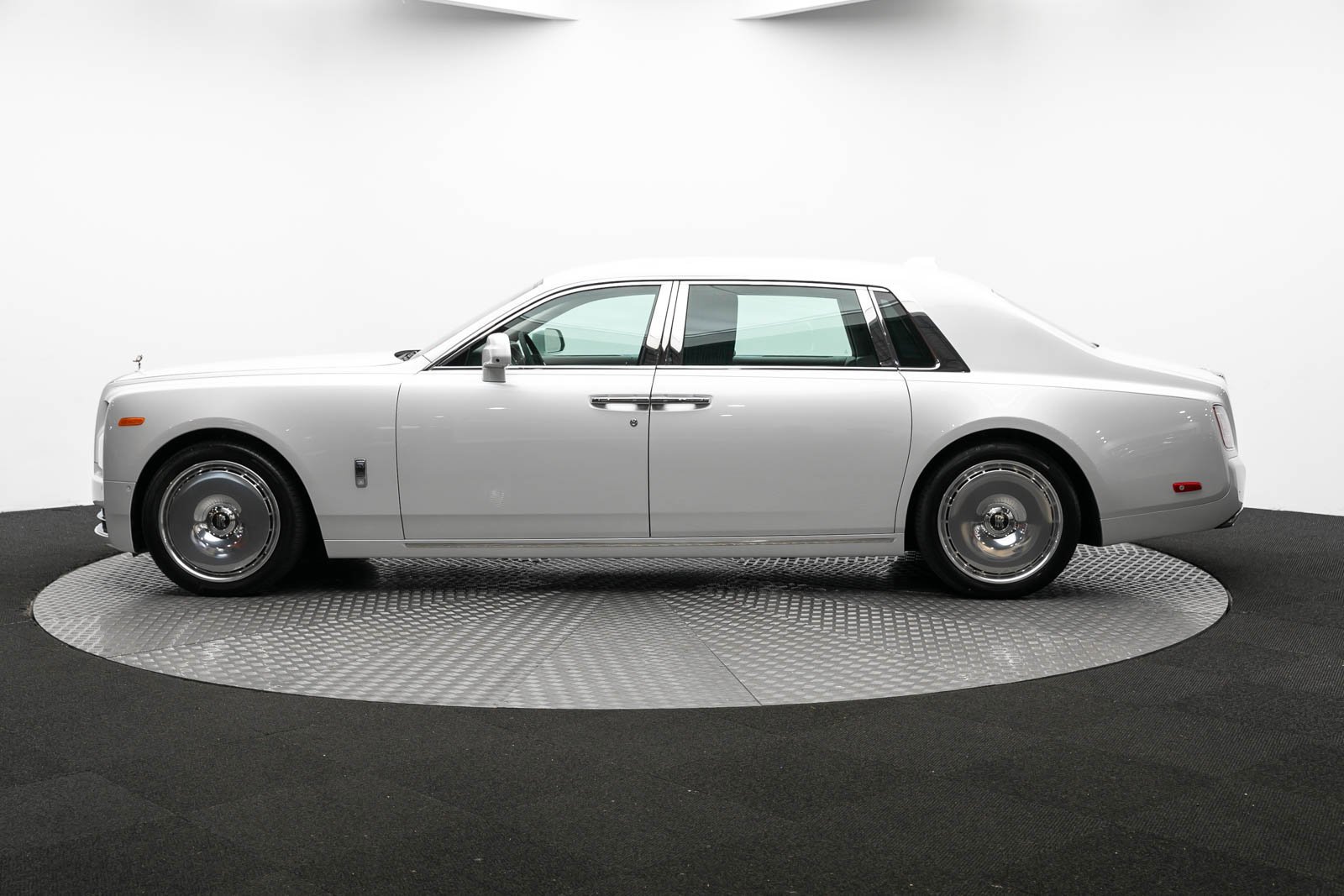 Used 2024 Rolls-Royce Phantom Extended Wheelbase w/ Leather Finishing Pack image 3