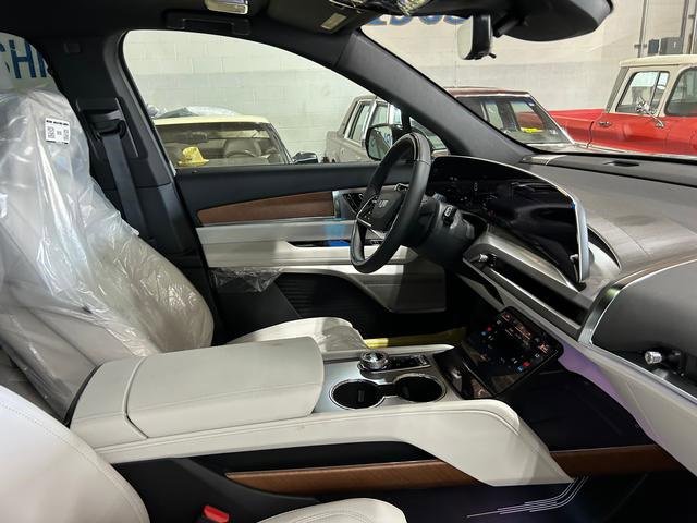 New 2026 Cadillac Vistiq Luxury w/ LPO, Floor Liner Package image 23