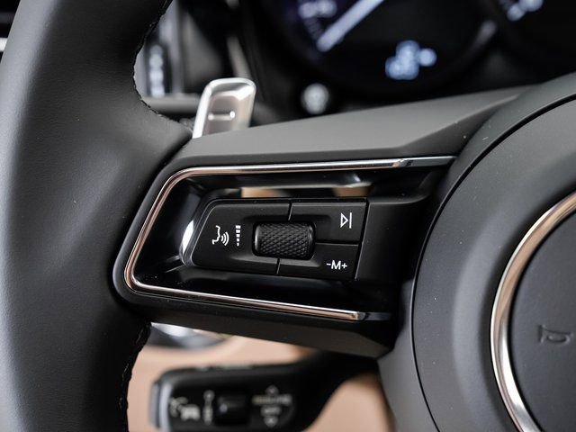 Certified 2025 Porsche Macan image 14