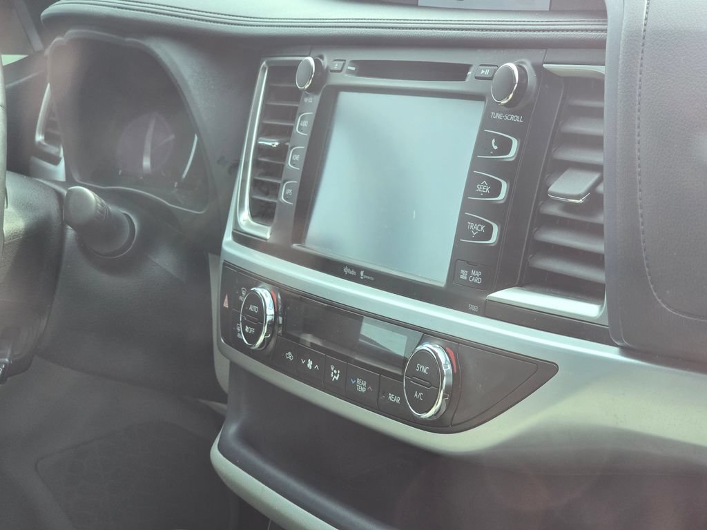 Used 2014 Toyota Highlander XLE FWD image 17