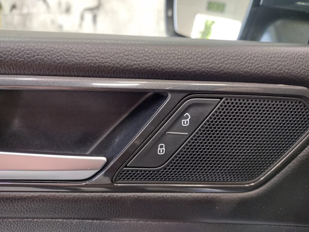 Used 2018 Volkswagen Tiguan SEL AWD/4WD image 19