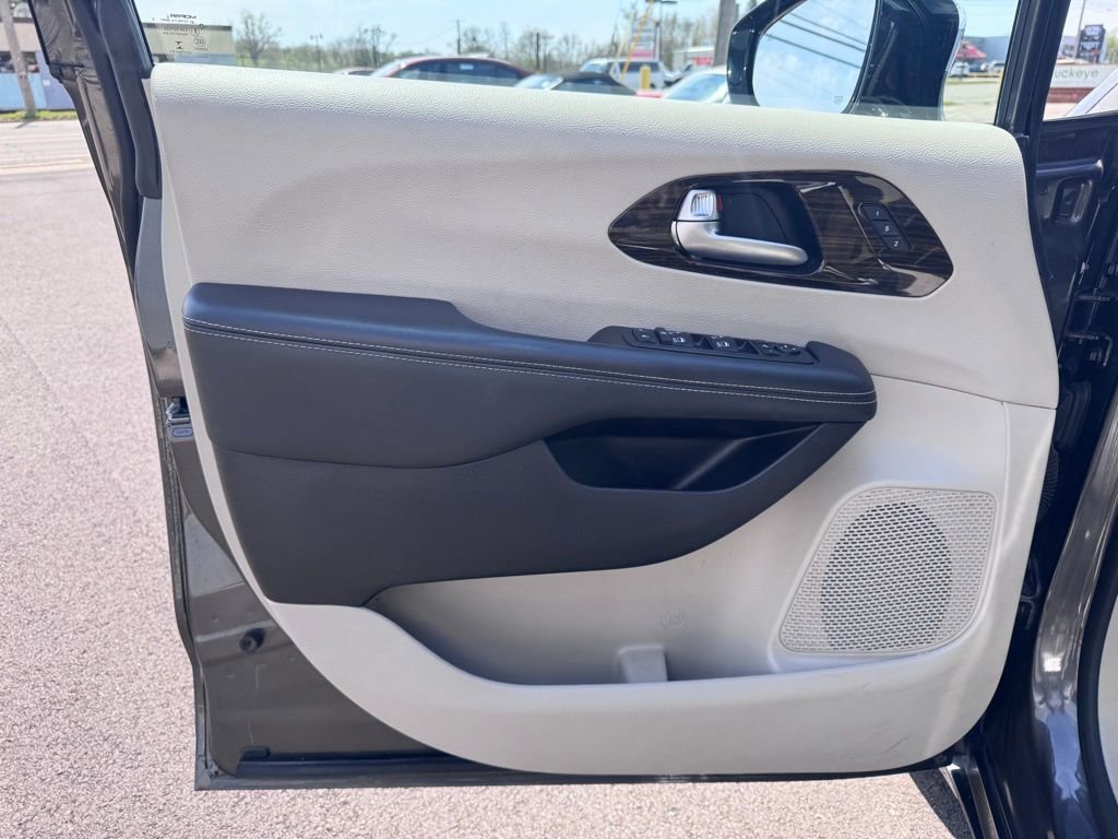 Used 2023 Chrysler Pacifica Limited FWD image 9