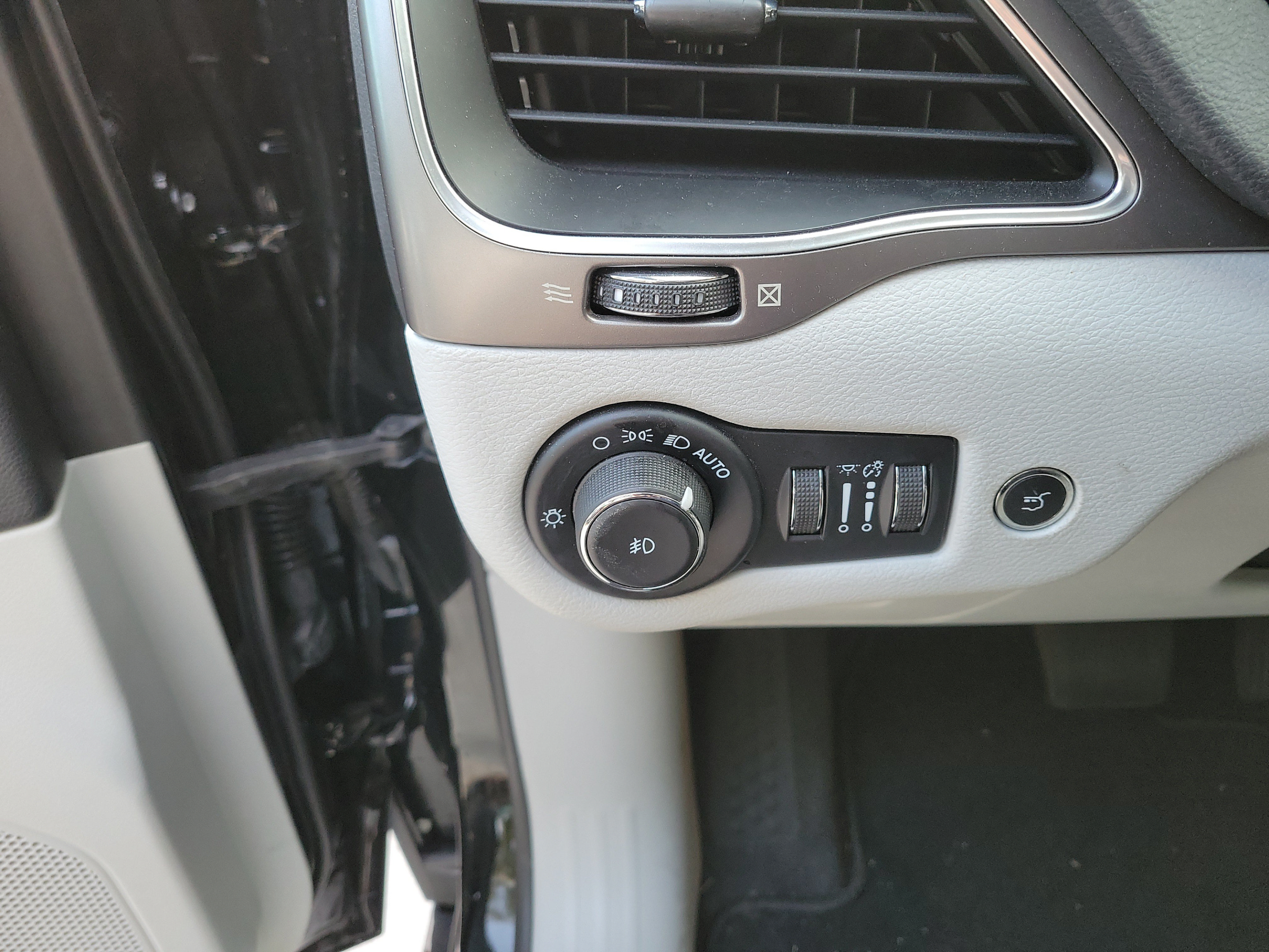 Certified 2022 Jeep Cherokee Latitude Lux w/ Sun & Sound Group FWD image 26