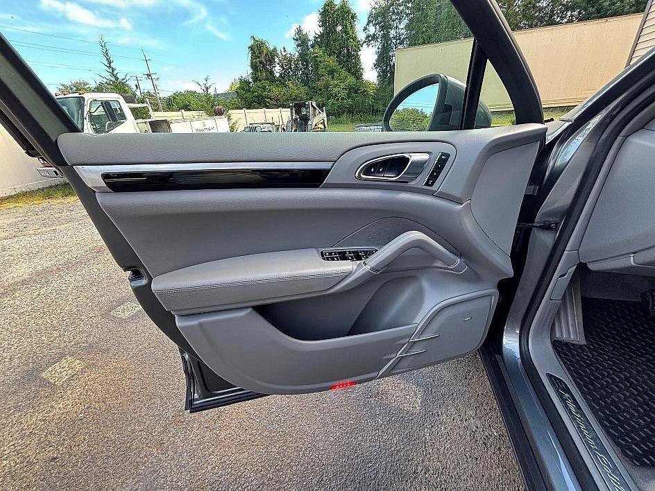 Used 2014 Porsche Cayenne Diesel Platinum Edition image 17