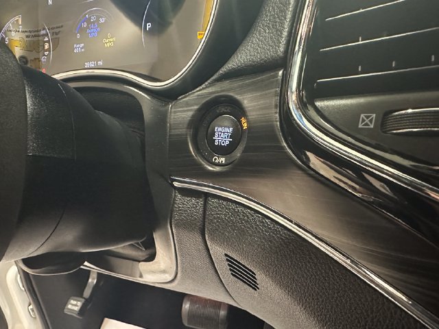 Used 2019 Jeep Grand Cherokee Limited w/ Trailer Tow Group IV AWD/4WD image 17