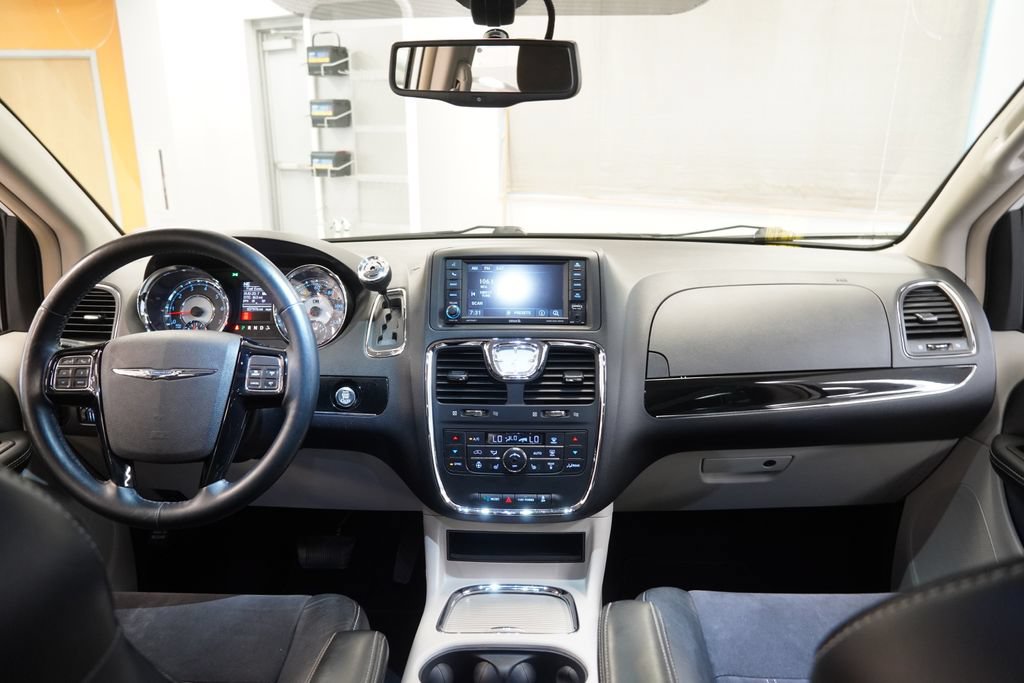Used 2014 Chrysler Town & Country Touring-L FWD image 20
