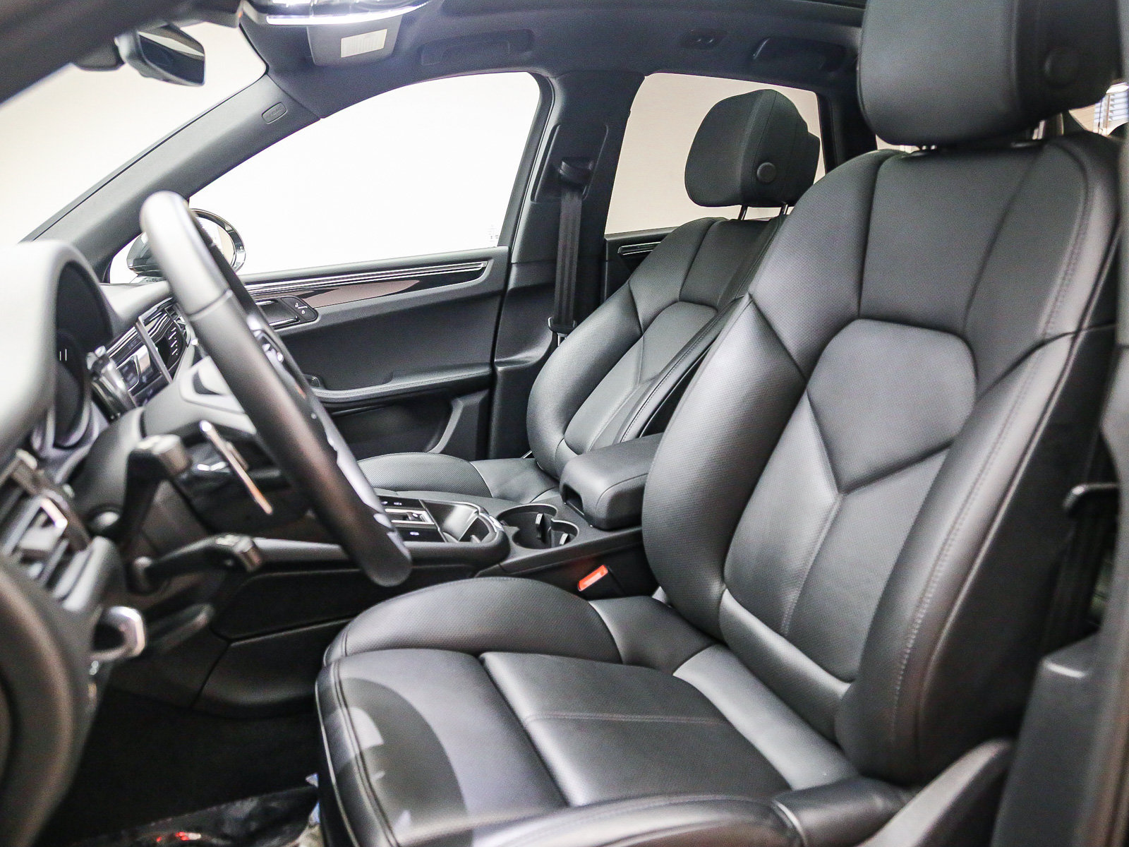 Certified 2026 Porsche Macan AWD/4WD image 10