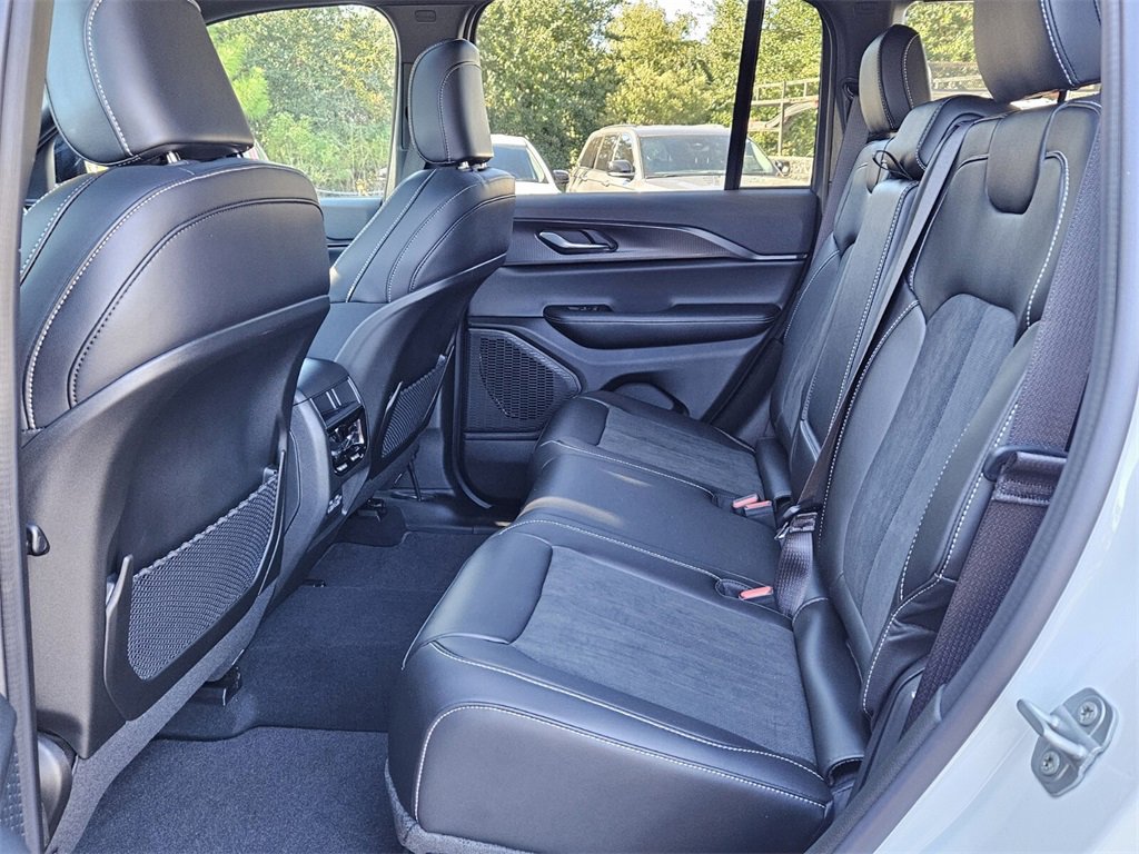 New 2025 Jeep Grand Cherokee Altitude image 11