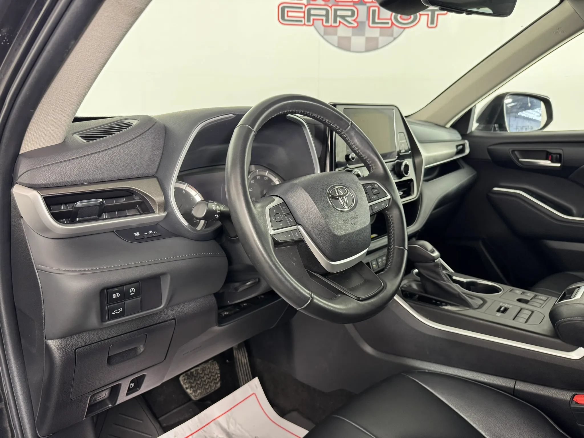 Used 2023 Toyota Highlander XLE AWD/4WD image 10