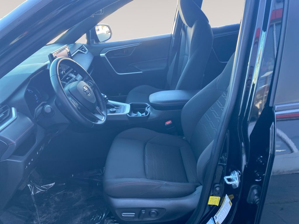 Used 2021 Toyota RAV4 SE w/ Weather & Moonroof Package image 9