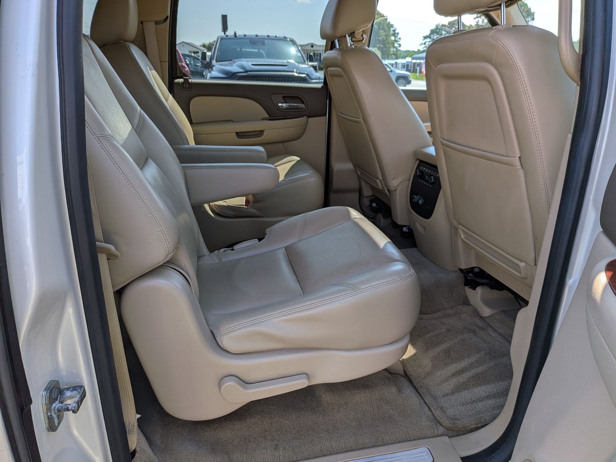 Used 2014 Chevrolet Suburban LTZ AWD/4WD image 21