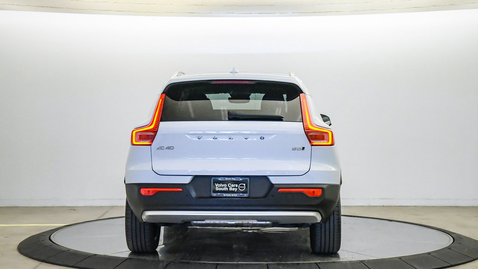 Certified 2025 Volvo XC40 B5 Core image 3
