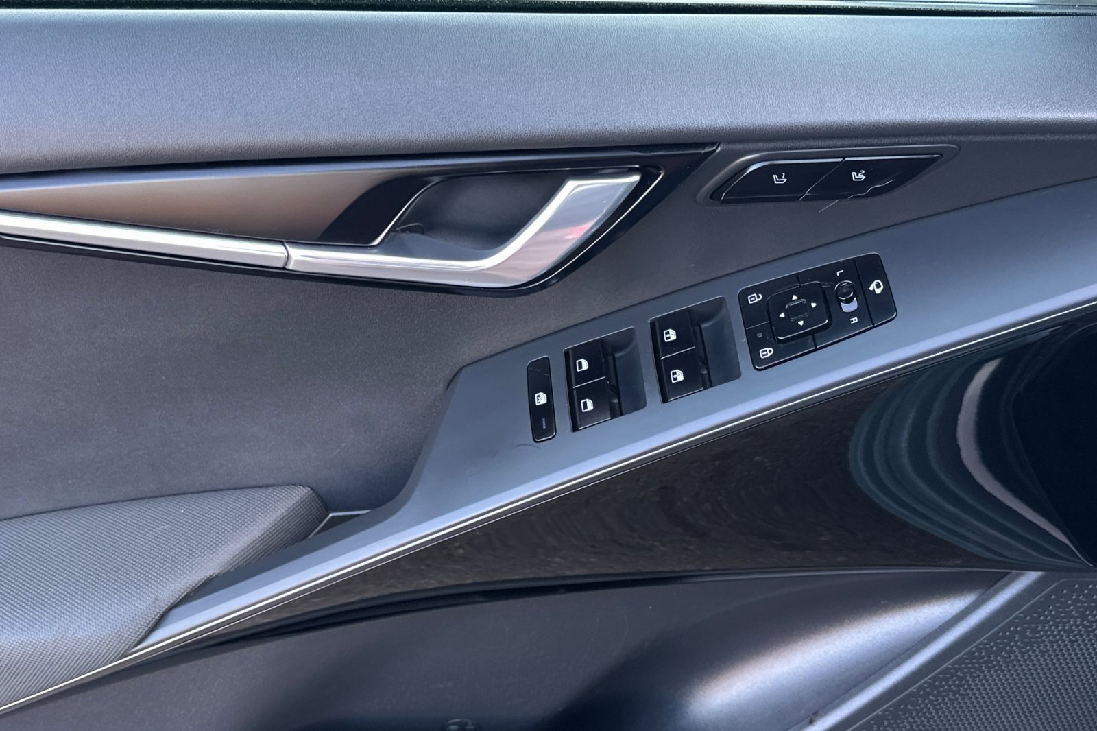 Used 2024 Kia Niro SX image 11