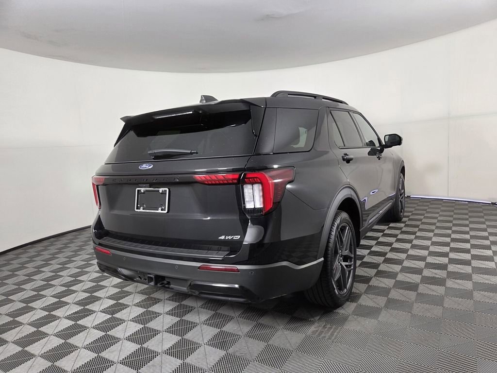 Used 2025 Ford Explorer ST-Line w/ ST-Line Street Pack AWD/4WD image 5