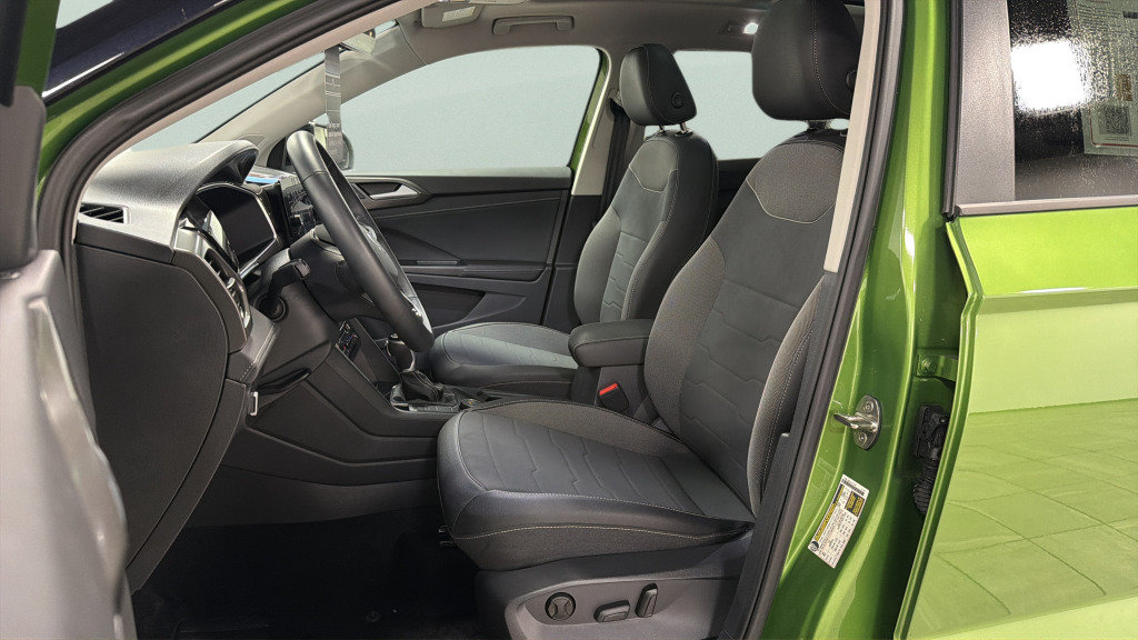 Certified 2025 Volkswagen Taos SE AWD/4WD image 25