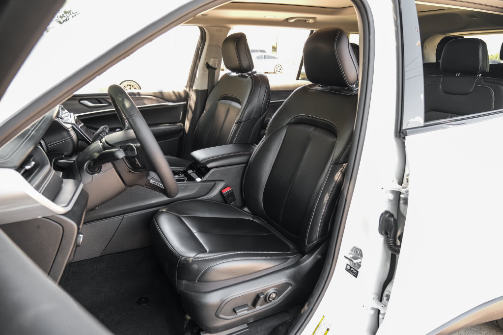 Used 2023 Jeep Grand Cherokee L Limited AWD/4WD image 8