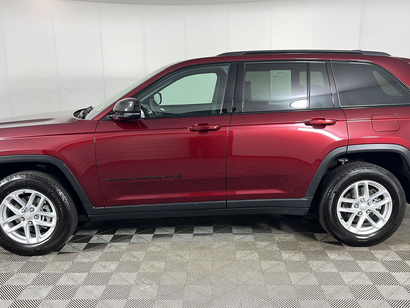 Used 2024 Jeep Grand Cherokee Altitude AWD/4WD image 47