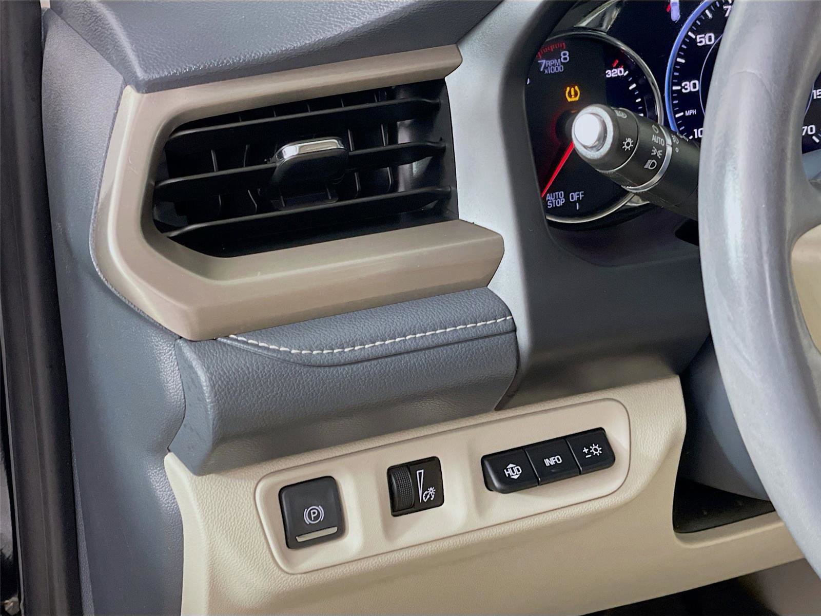 Used 2021 GMC Acadia Denali w/ Denali Technology Package image 15