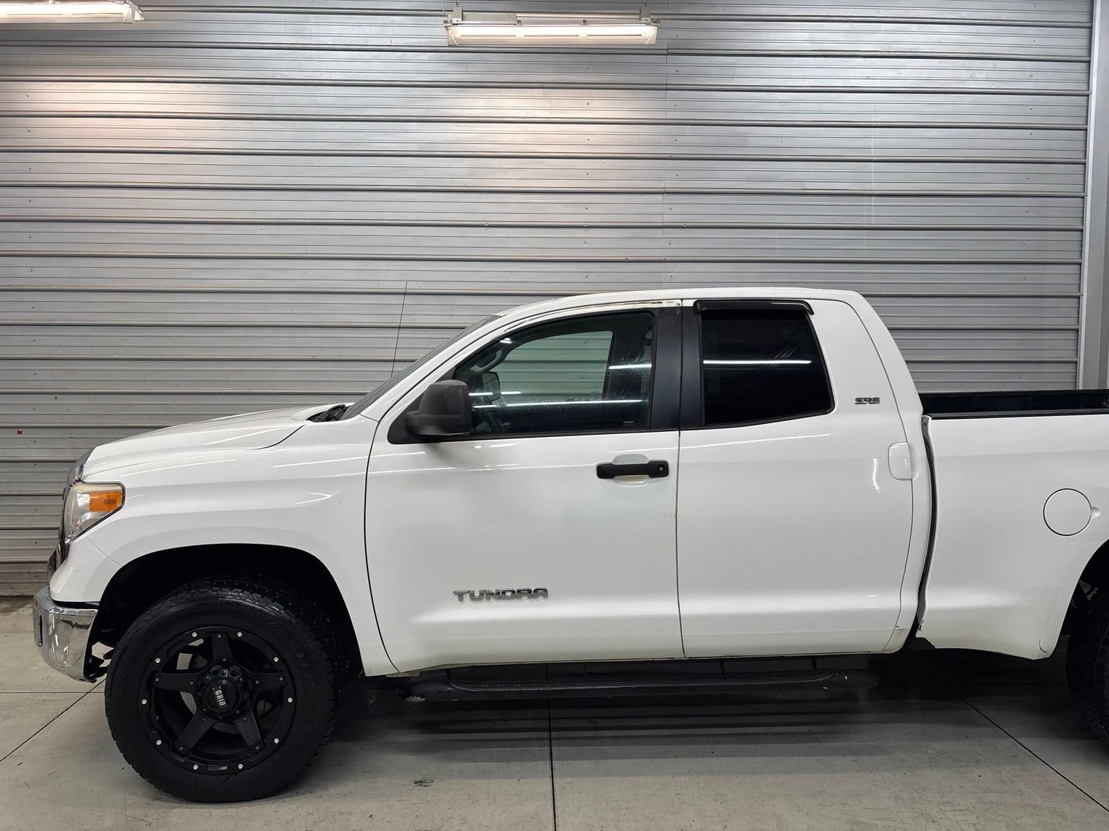 Used 2015 Toyota Tundra SR5 AWD/4WD image 3