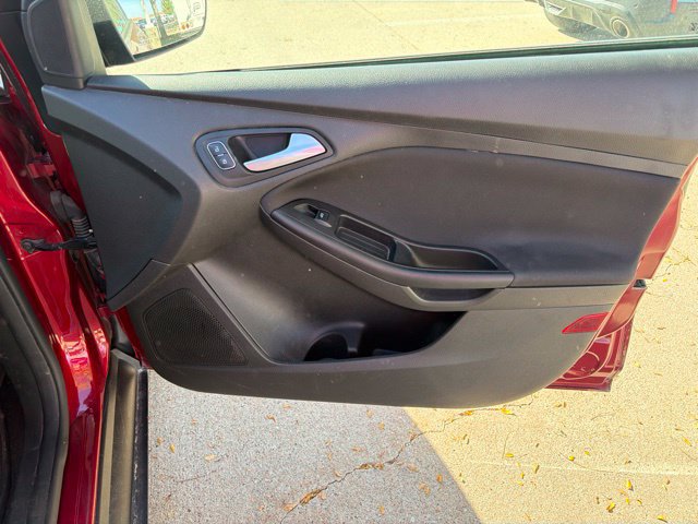 Used 2017 Ford Focus SE w/ Cold Weather Package FWD image 19
