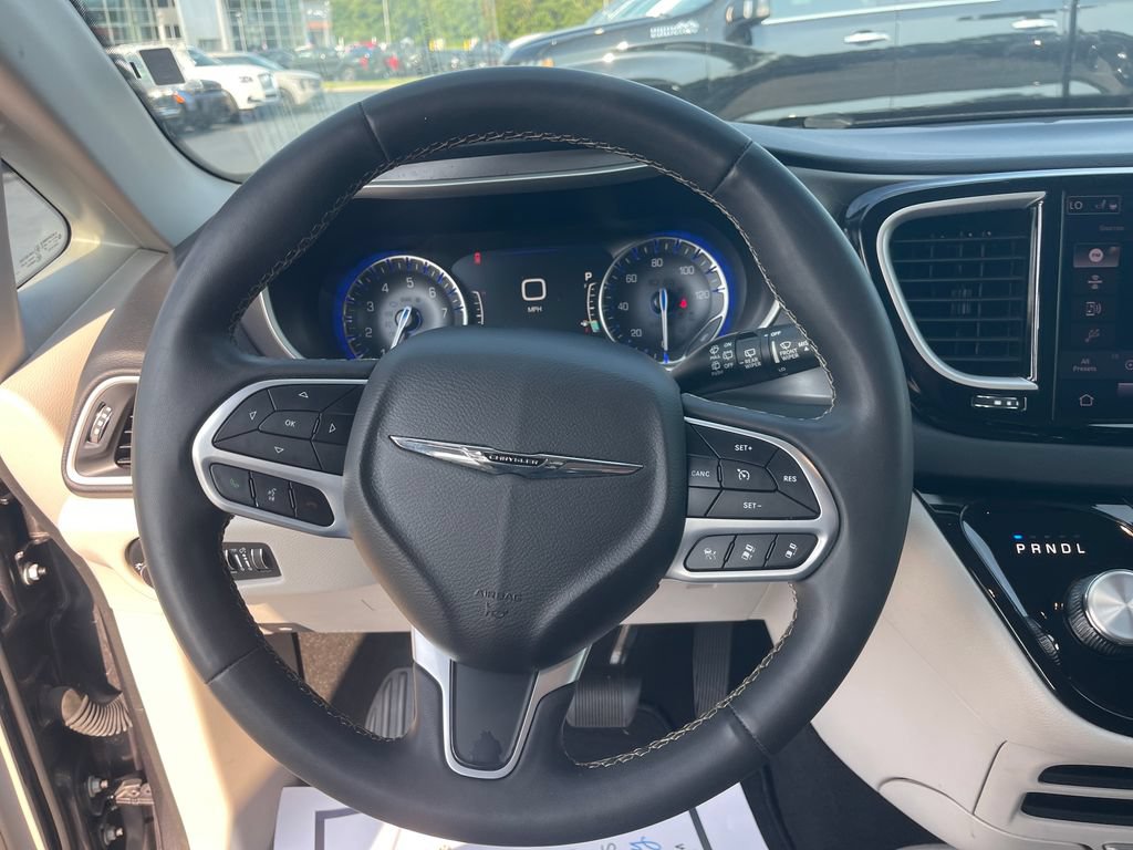 Used 2023 Chrysler Pacifica Touring-L FWD image 17