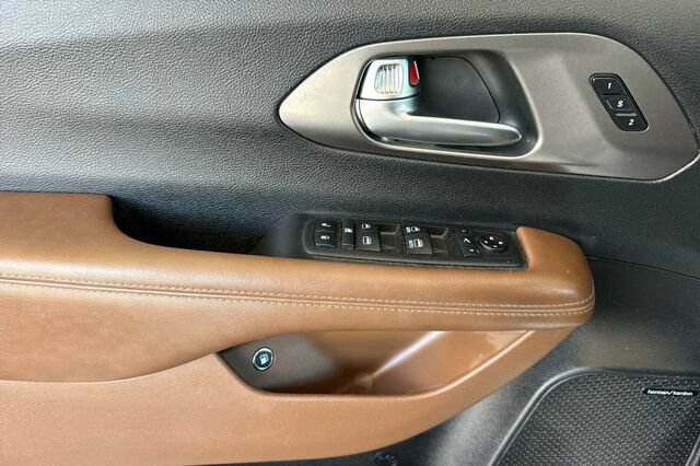 Used 2019 Chrysler Pacifica Limited w/ Advanced Safetytec Group FWD image 8