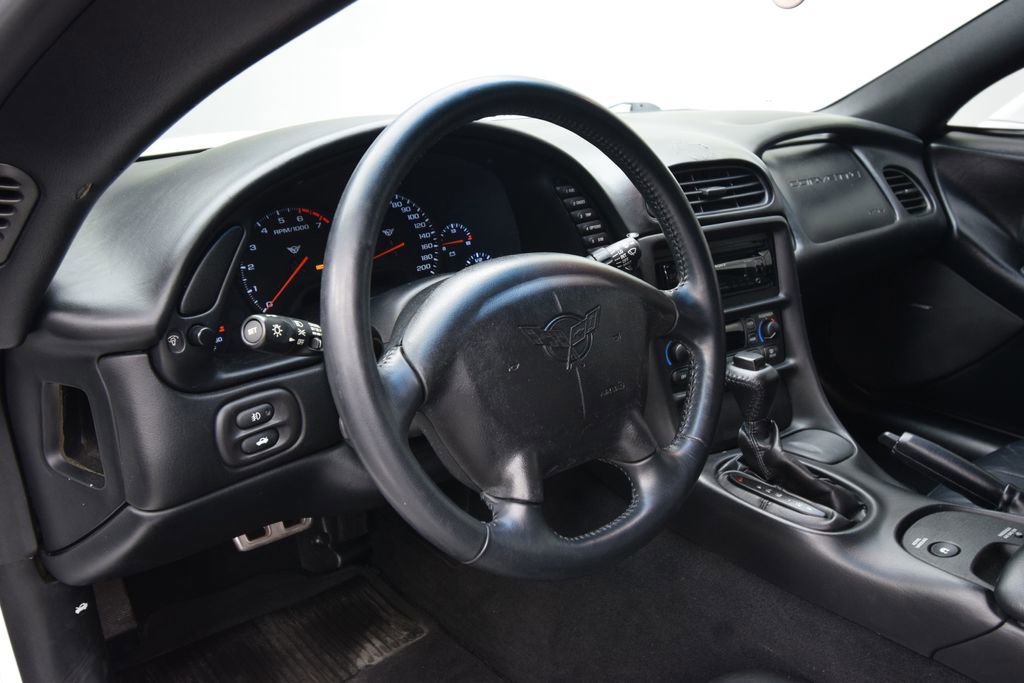 Used 2004 Chevrolet Corvette Coupe image 12