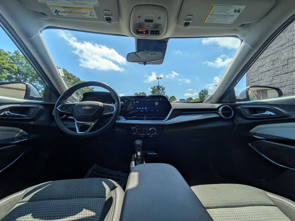 Used 2025 Chevrolet Trax LT w/ LT Convenience Package FWD image 25