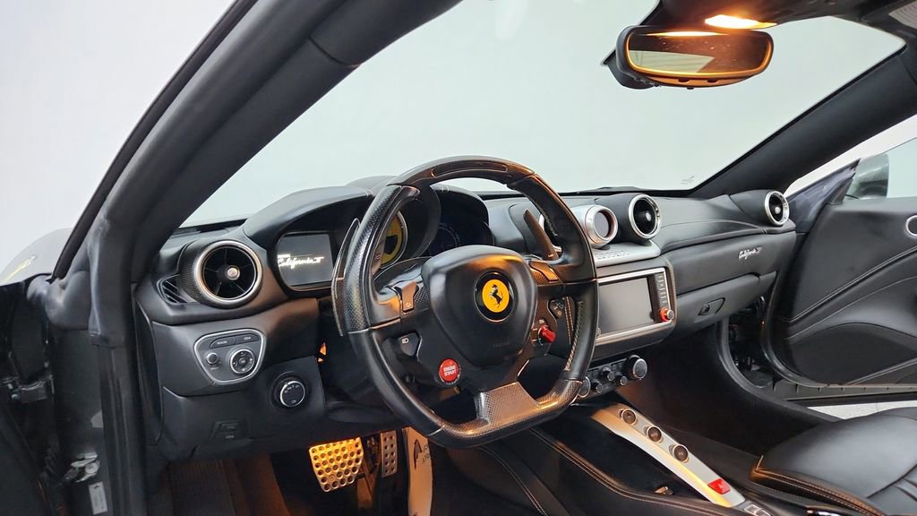 Used 2018 Ferrari California T image 17