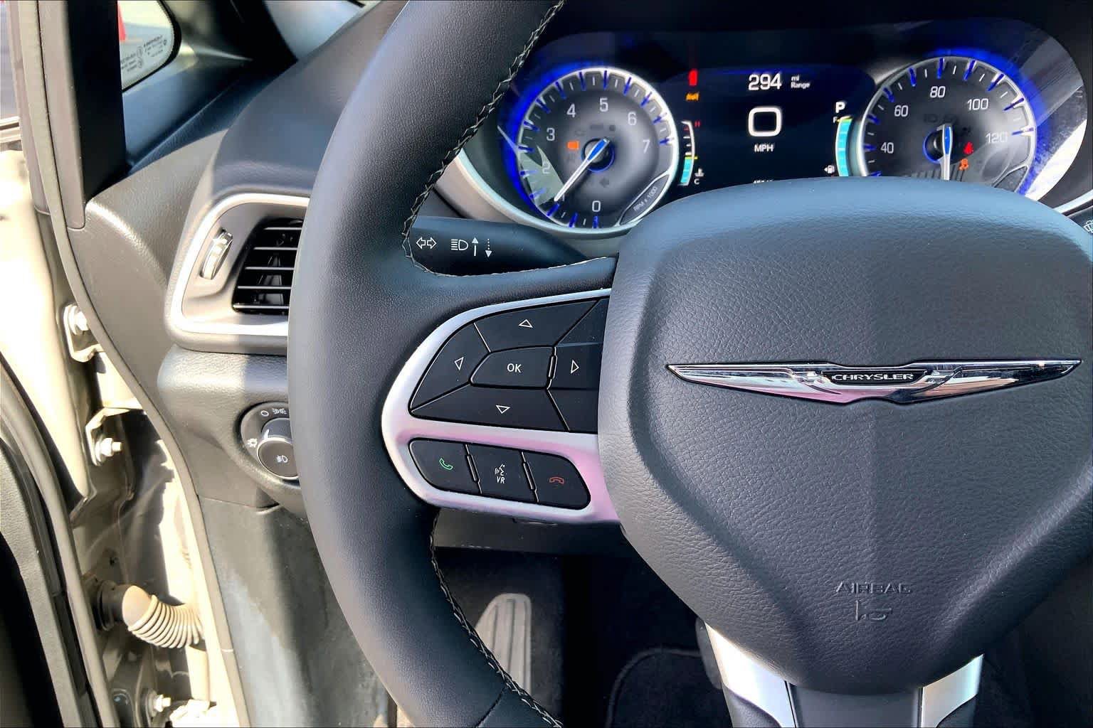 Used 2025 Chrysler Pacifica Select FWD image 24