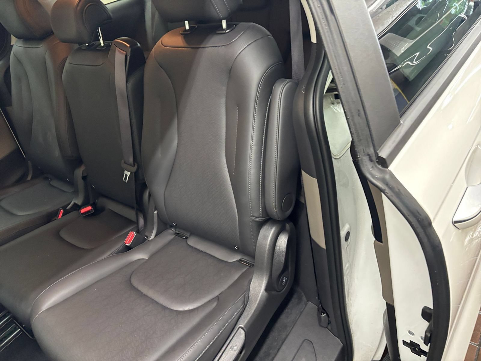 Used 2026 Kia Carnival FWD image 37