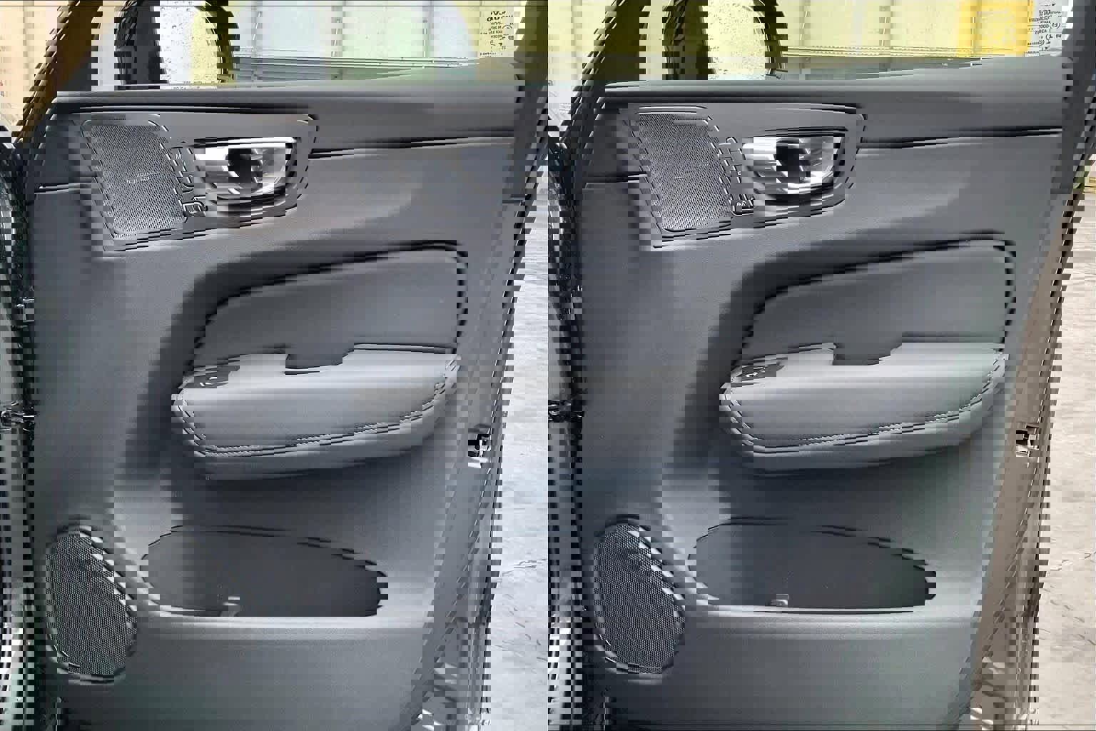 New 2026 Volvo XC60 B5 Ultra w/ Climate Package image 30