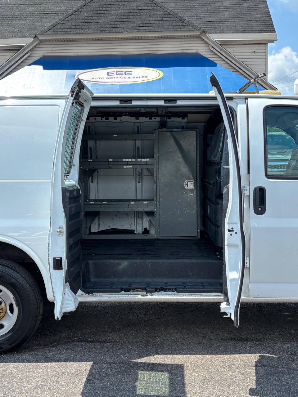 Used 2017 Chevrolet Express 2500 RWD image 14