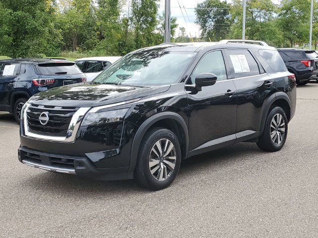 Used 2025 Nissan Pathfinder SL AWD/4WD image 2