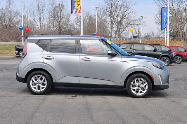 Used 2023 Kia Soul LX w/ LX Technology Package image 2