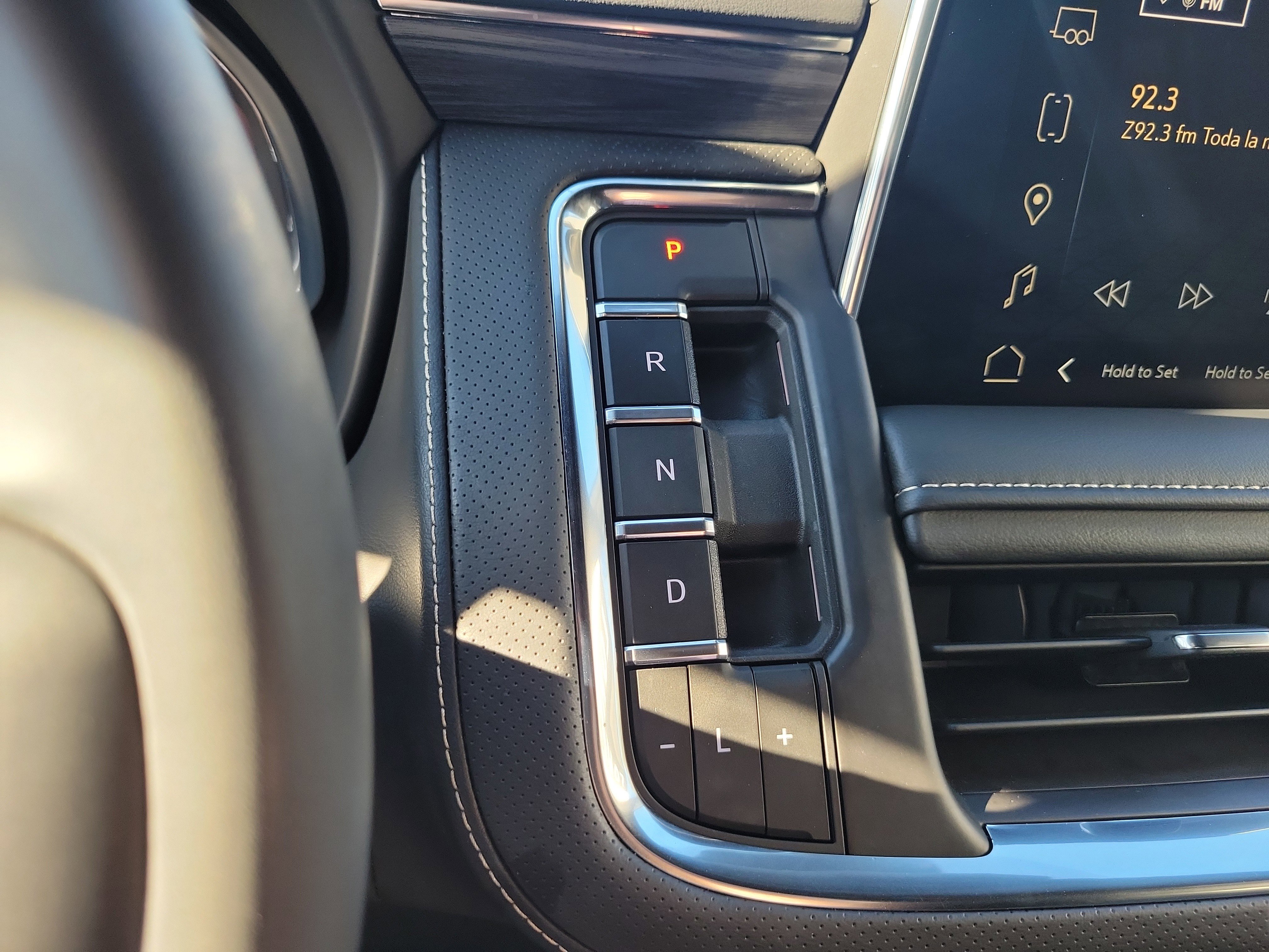 Used 2024 GMC Yukon SLT w/ SLT Luxury Package image 21