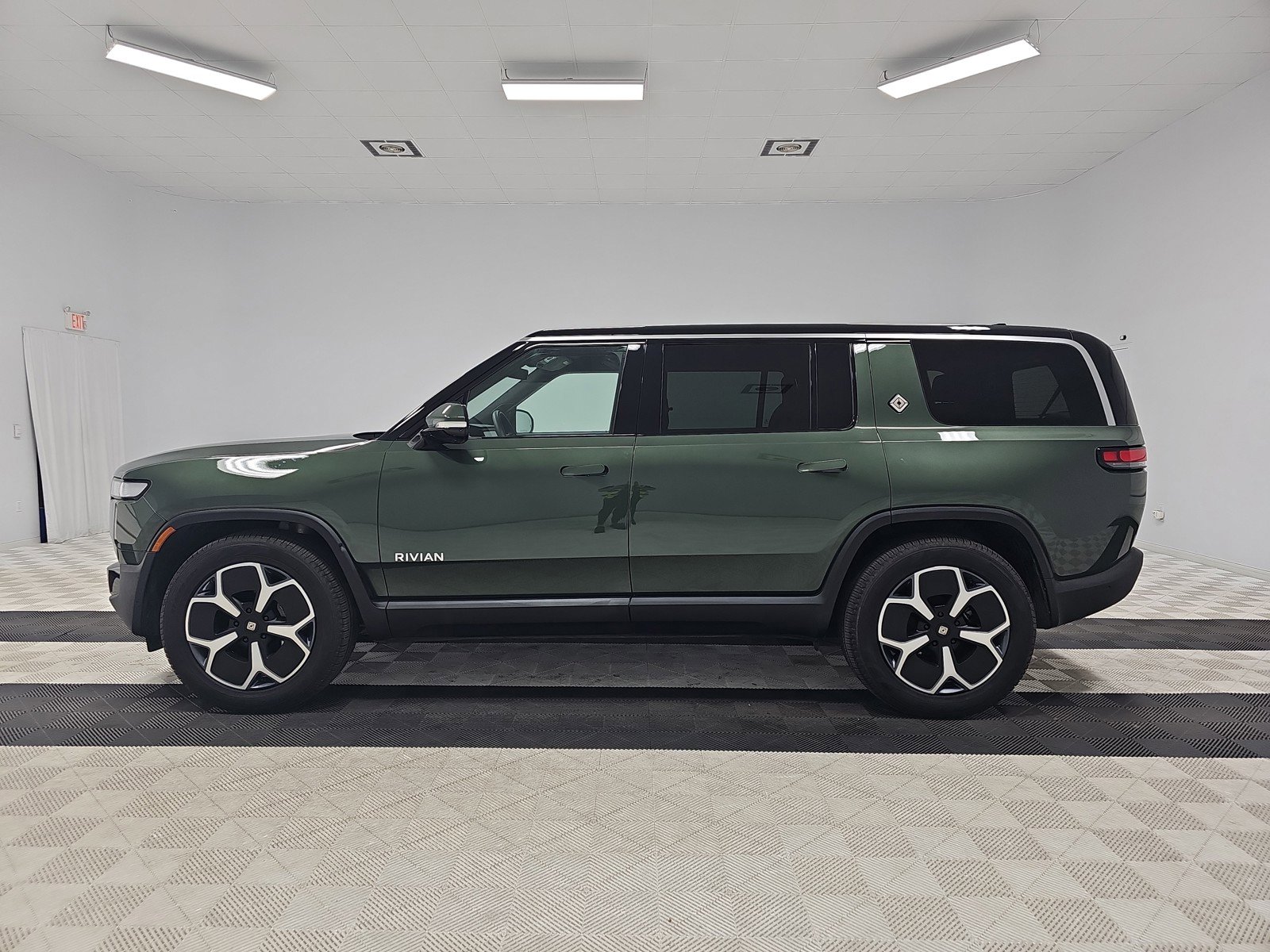 Used 2023 Rivian R1S Adventure AWD/4WD image 2