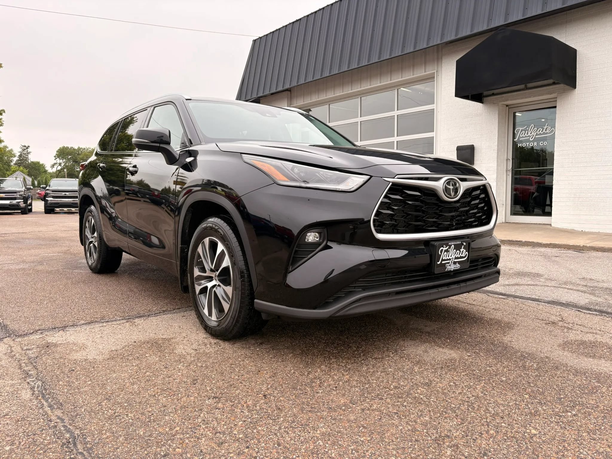 Used 2021 Toyota Highlander XLE AWD/4WD image 2