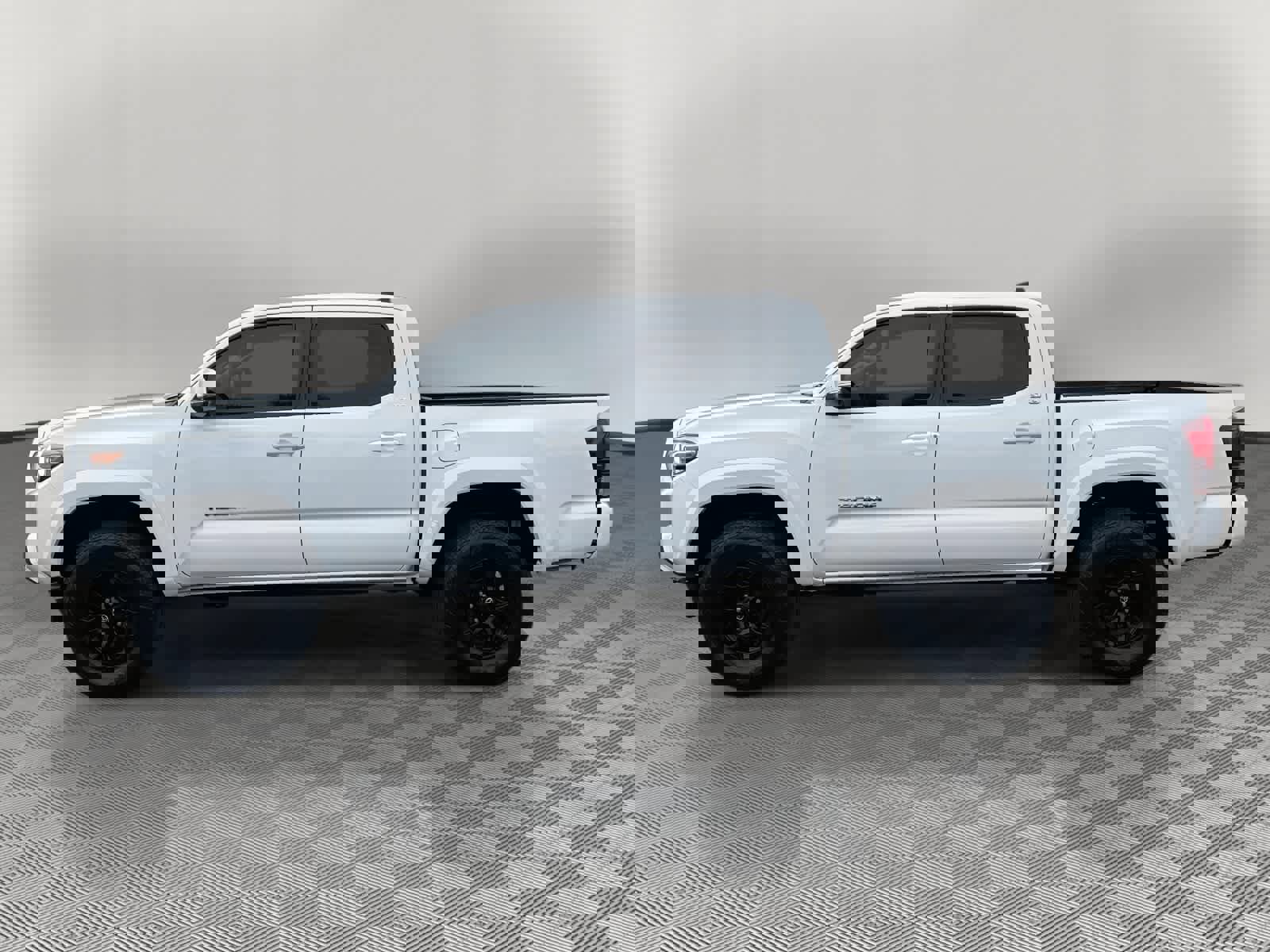 Used 2022 Toyota Tacoma SR5 w/ Technology Package image 2