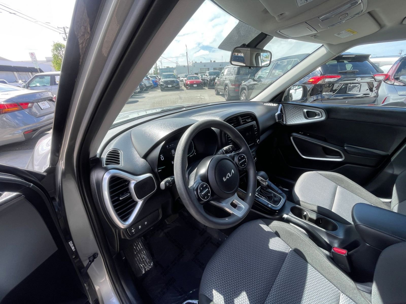 Used 2025 Kia Soul LX w/ LX Technology Package FWD image 34