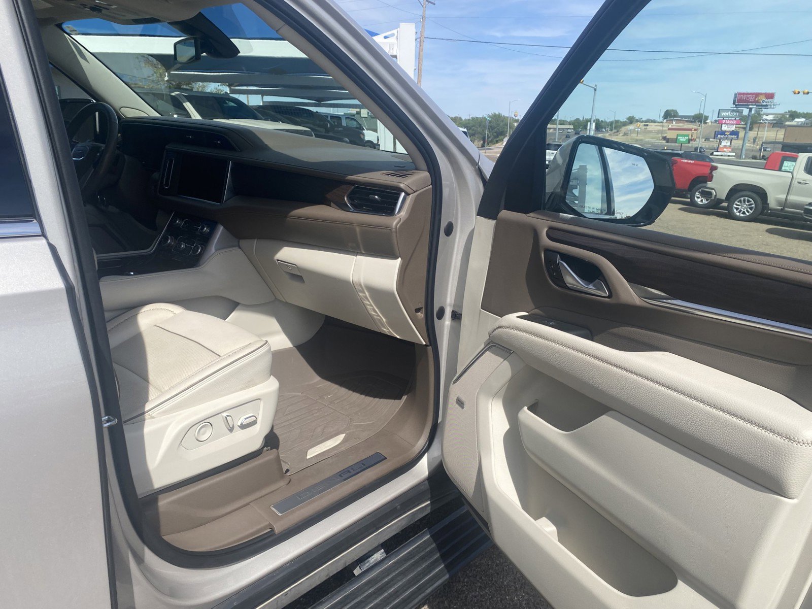 Used 2022 GMC Yukon XL Denali RWD image 11