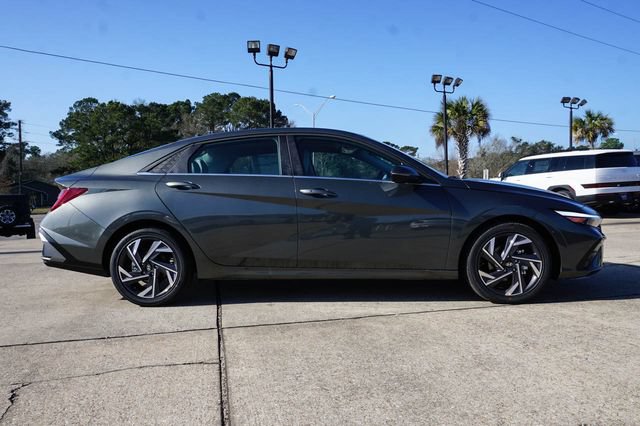 New 2026 Hyundai Elantra Limited FWD image 3