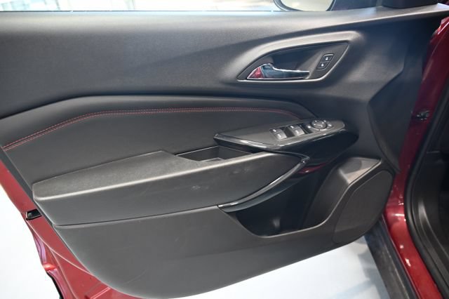 Used 2025 Chevrolet Trax RS w/ Sunroof Package FWD image 25