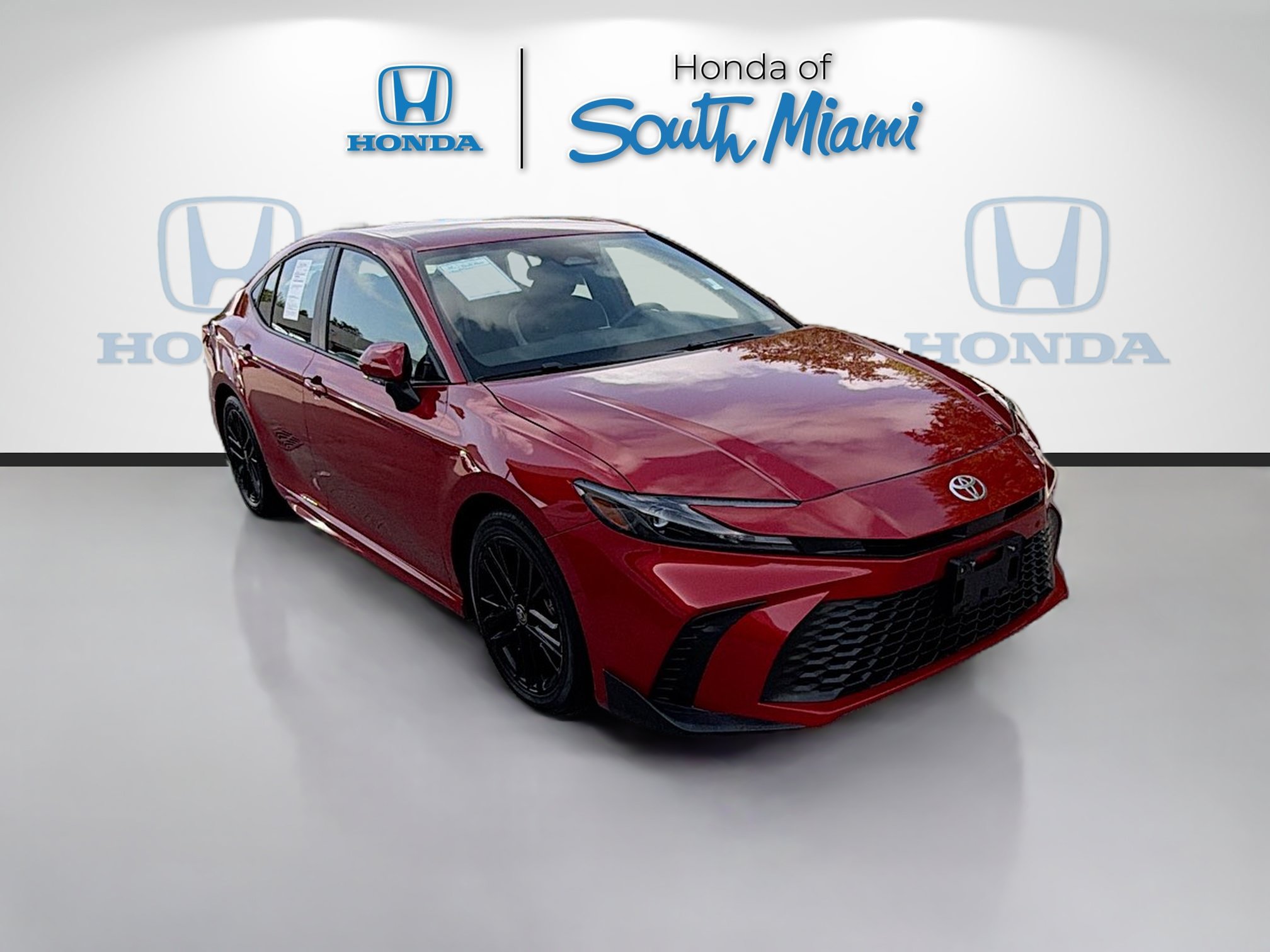 Used 2025 Toyota Camry SE FWD image 1